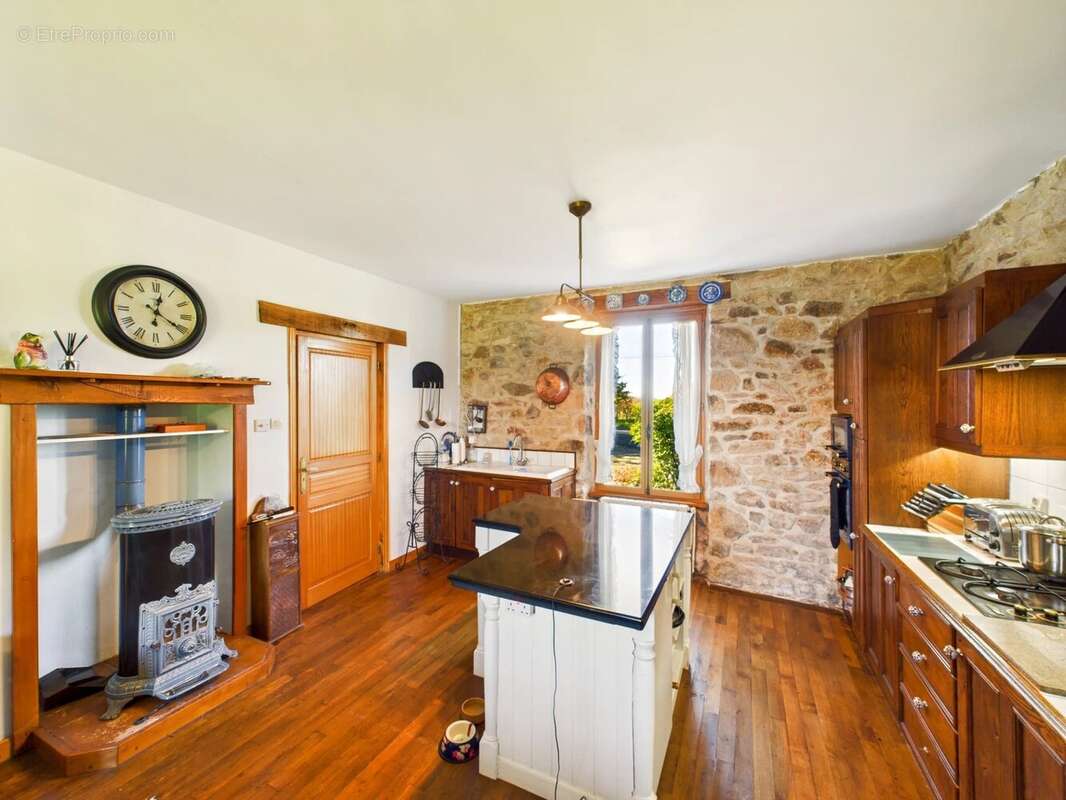 Maison à SAINT-YRIEIX-LA-PERCHE