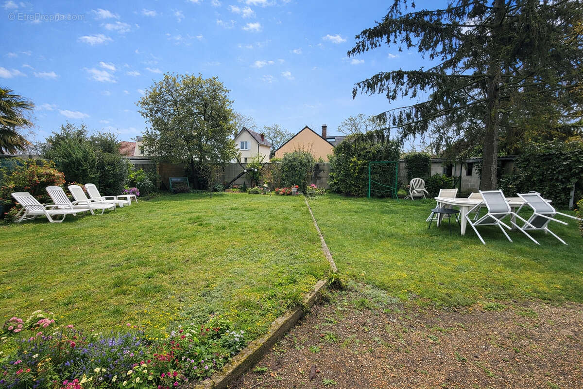 Maisons-Laffitte Maison de charme (4 pièces) à fort potentiel de 105m² - photo 2