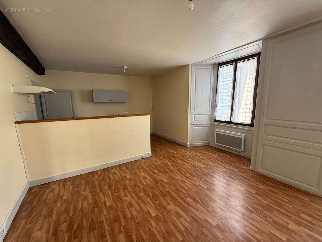 Appartement à SAINT-LEONARD-DE-NOBLAT