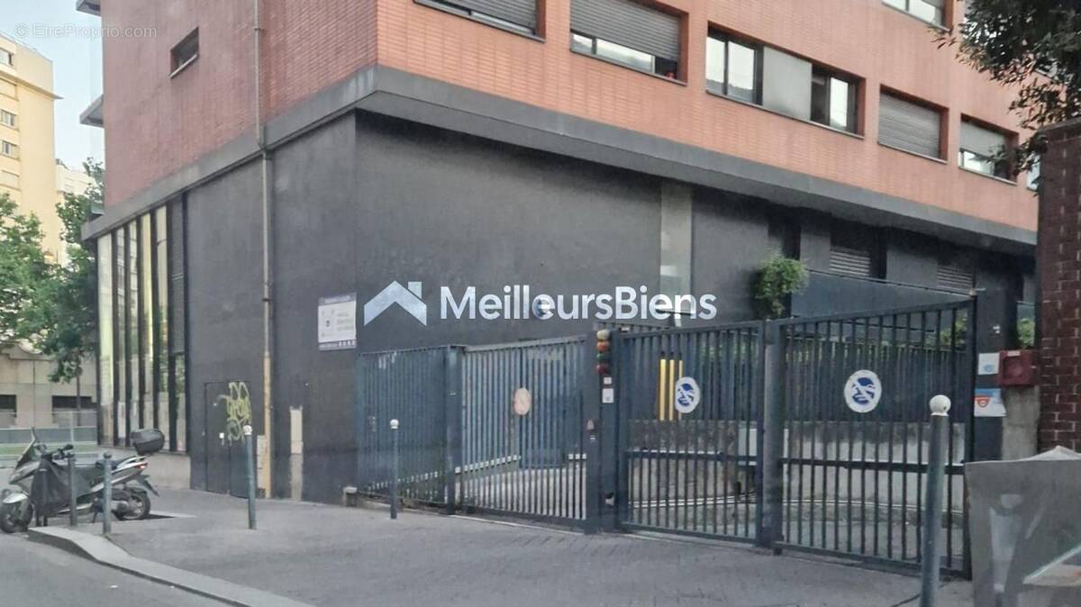 Parking à PARIS-17E