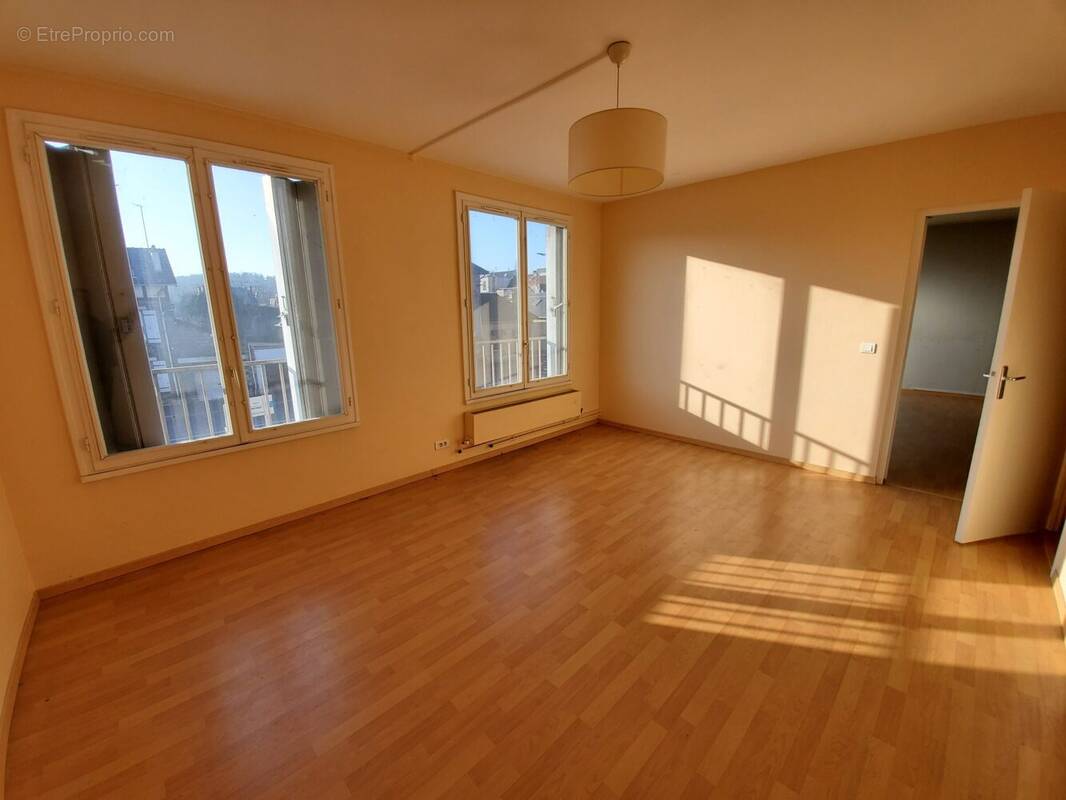 Commerce à MEZY-SUR-SEINE