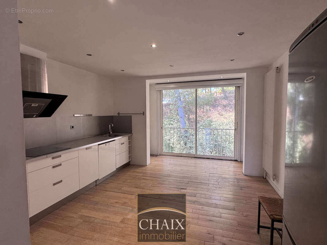 EXCLUSIF : Rare dans ce budget, appartement T3/4 plein centre de CASSIS au calme avec stationnement - photo 2