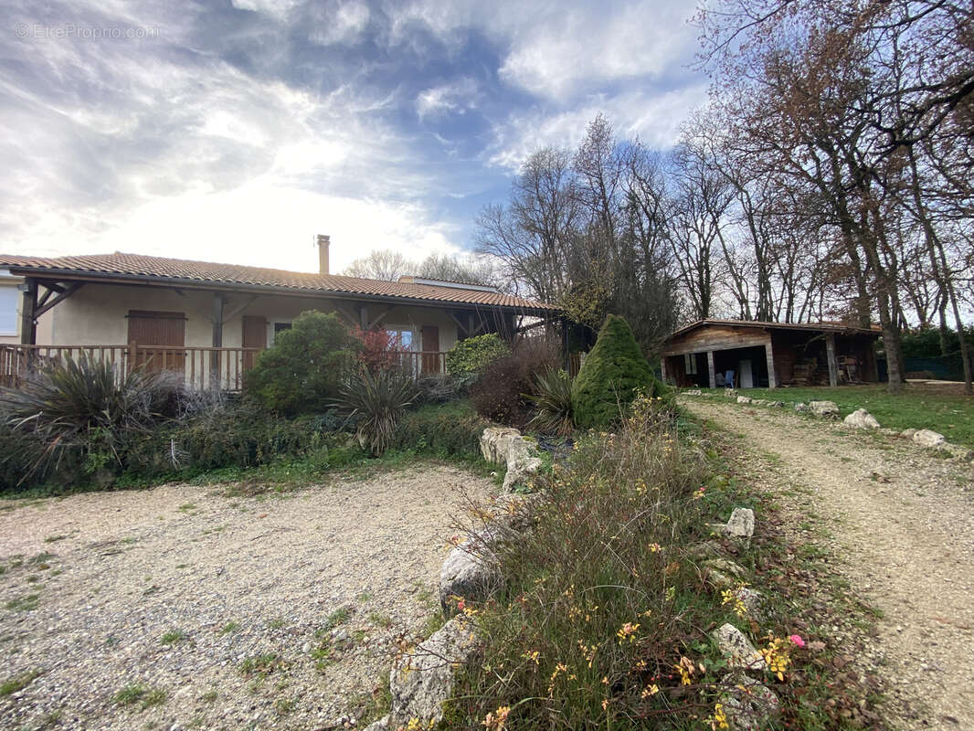 Maison à ROULLET-SAINT-ESTEPHE