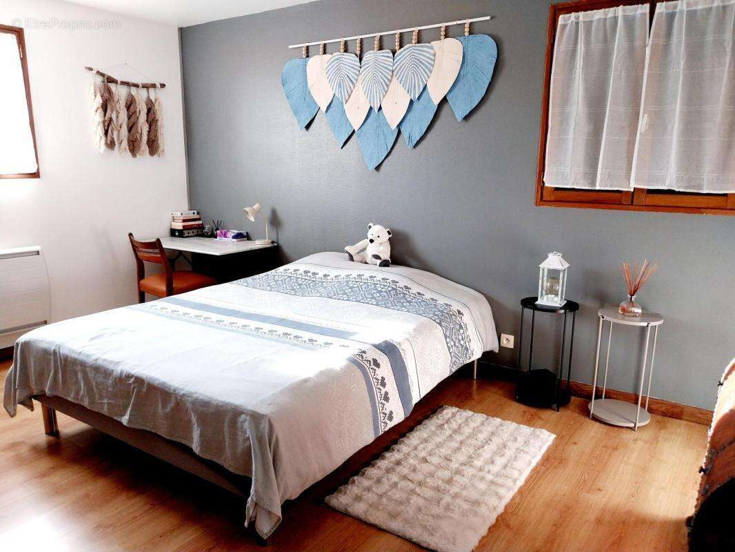 Maison à BUSSAC-FORET