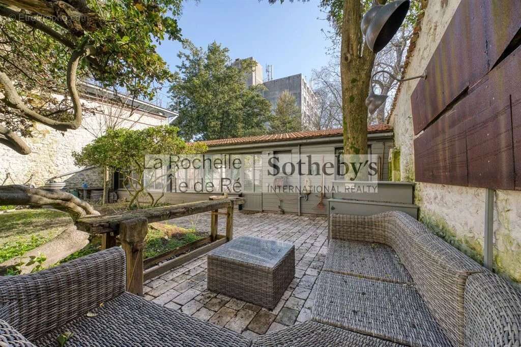 Elégant Appartement de Charme avec Jardin - photo 15