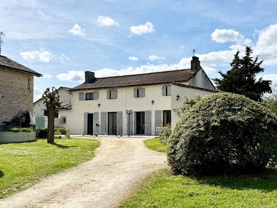 Maison à SOMMIERES-DU-CLAIN