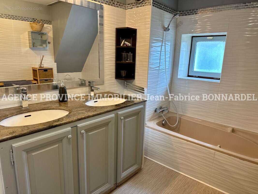 Maison à SAINT-RESTITUT