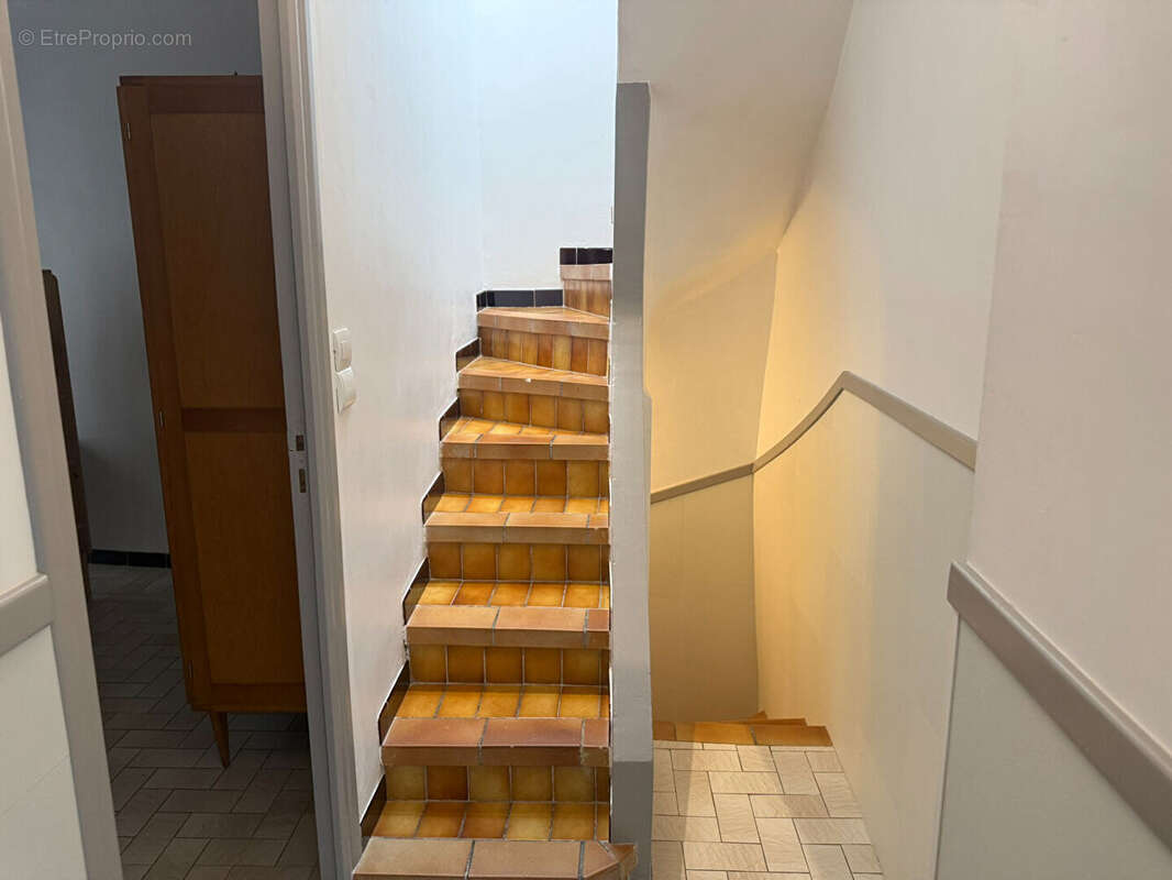 Maison de village de 55 m² à Villegailhenc avec trois chambres en bon état dans un secteur calme - photo 8