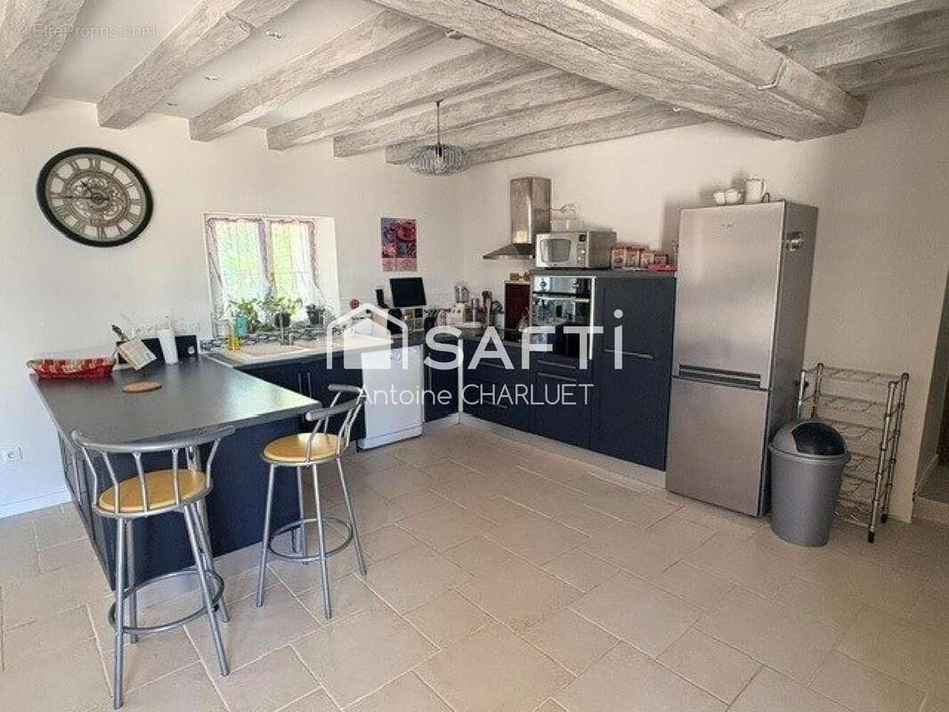 Maison 138 m² à Saint-Genou  - photo 3