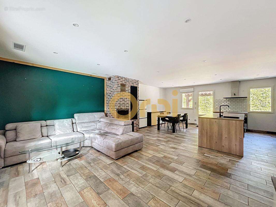 Maison à BAGNOLS-EN-FORET