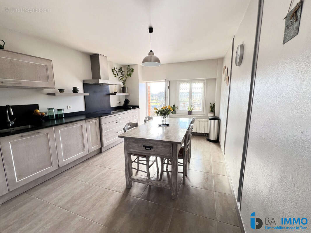 Maison principale (1er) : Cuisine (accès terrasse) - Maison à REALMONT