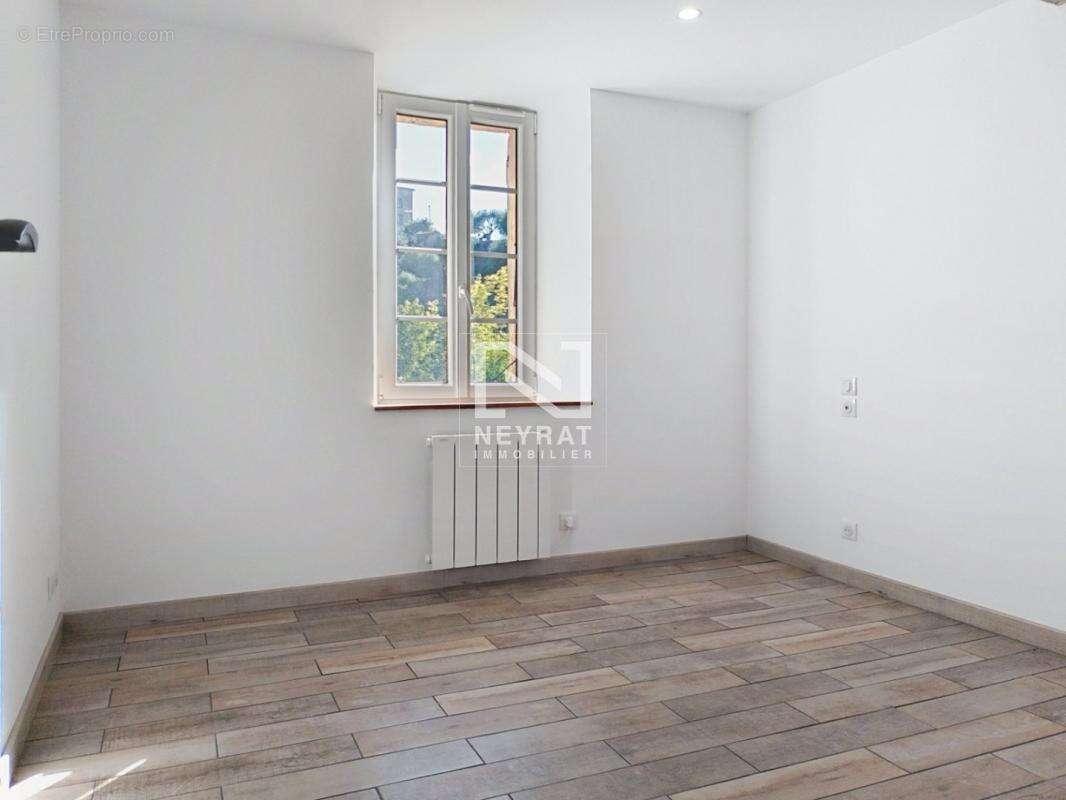 Appartement à TOURRETTES