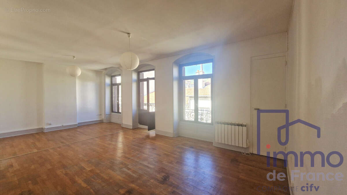 vue de l espace cuisine  - Appartement à SAINT-ETIENNE