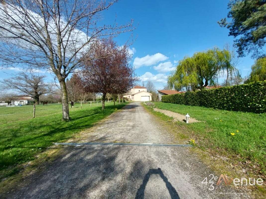 Maison à SAINT-BONNET-LES-OULES