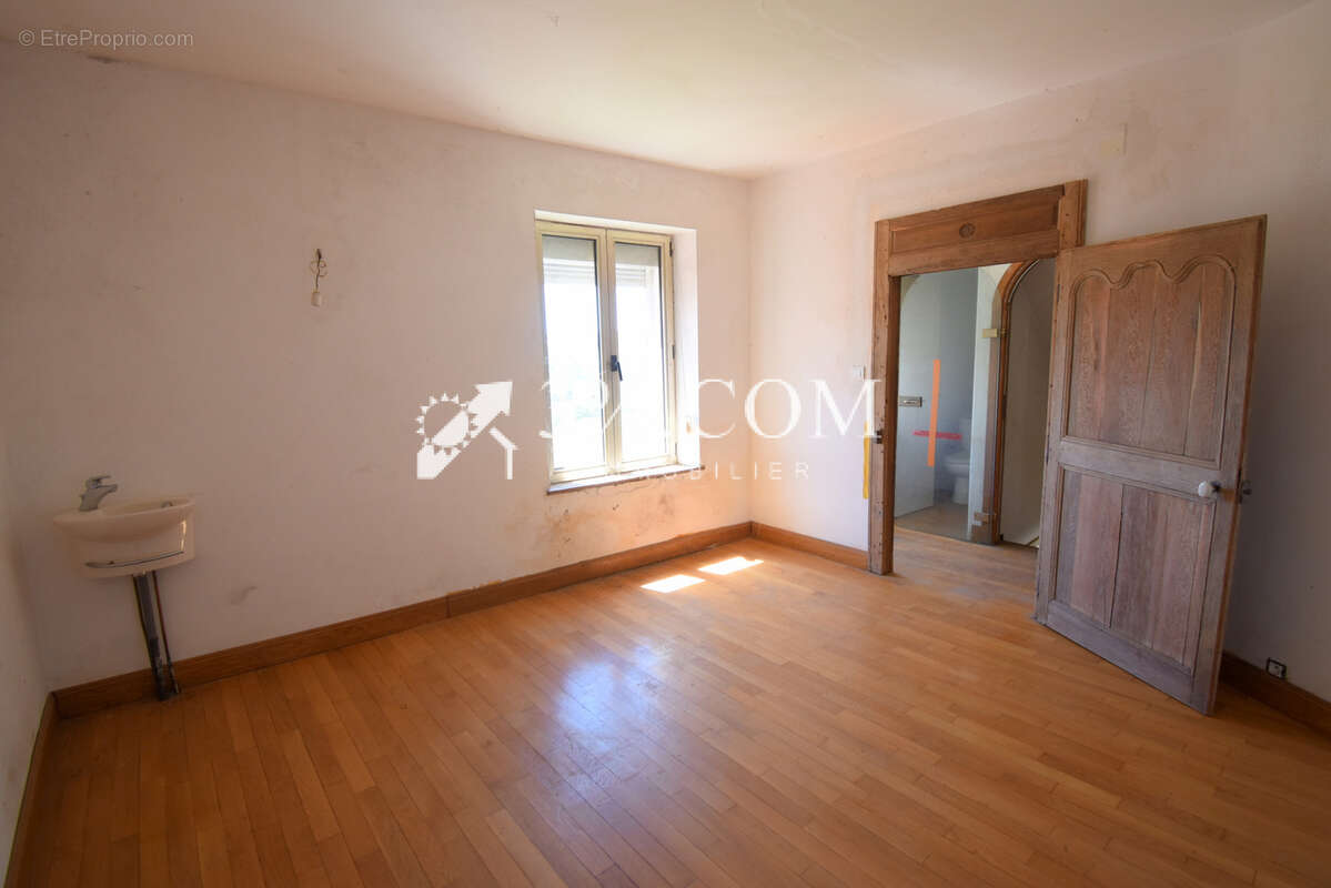 Maison de caractère de 280 m2 à rénover sur un terrain d'environ 950 m2 à FAVIERES - photo 17