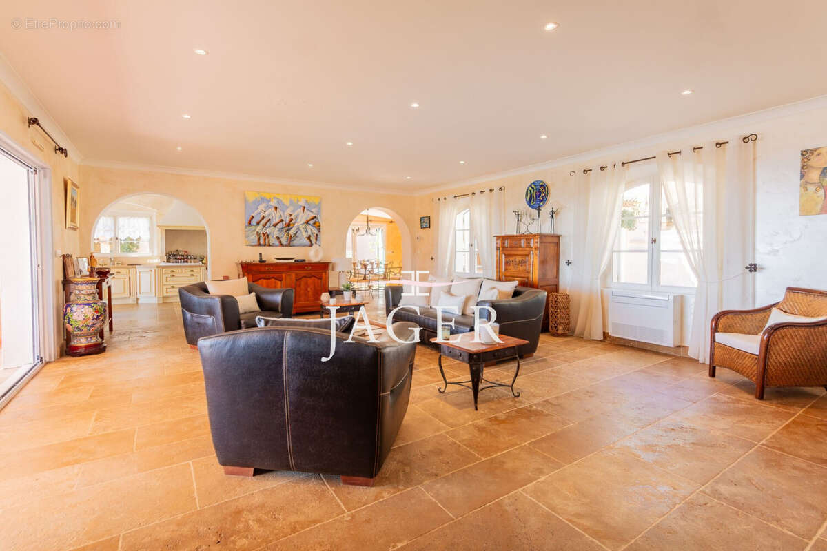 Maison 400 m² à Sainte-Maxime  - photo 4