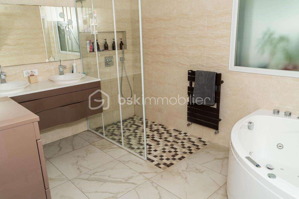 Maison à VILLENEUVE-LES-BORDES