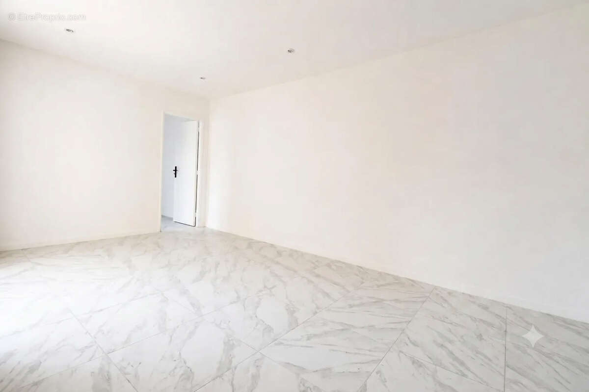 F2 avec cuisine aménagée et équipée 45m2 Frais de notaire réduits - photo 4