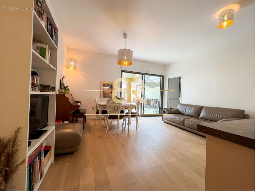Appartement à CHARENTON-LE-PONT