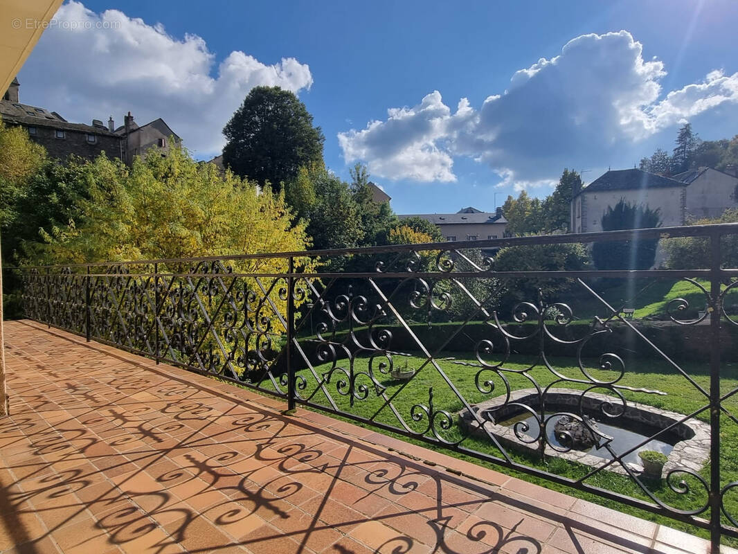 Maison à SALLES-CURAN