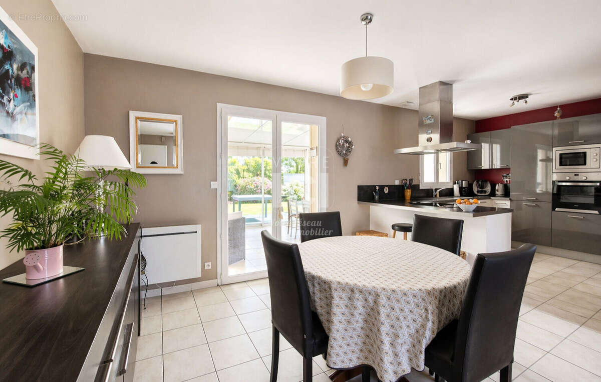 SOUS COMPROMIS DE VENTE - Maison de plain-pied lumineuse avec véranda et jardin sans vis-à-vis - photo 5