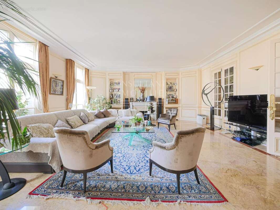 Appartement à PARIS-16E