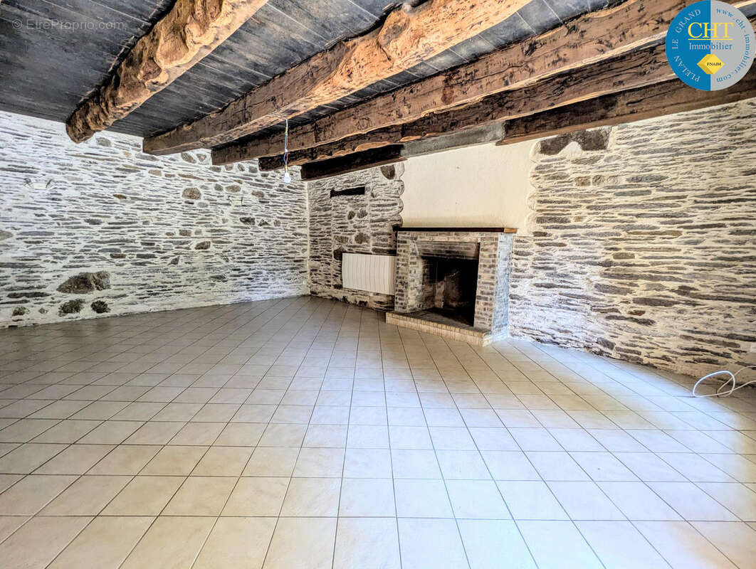 Charme et Authenticité : Longère en pierres sur vaste terrain à Monteneuf (56380) - photo 3