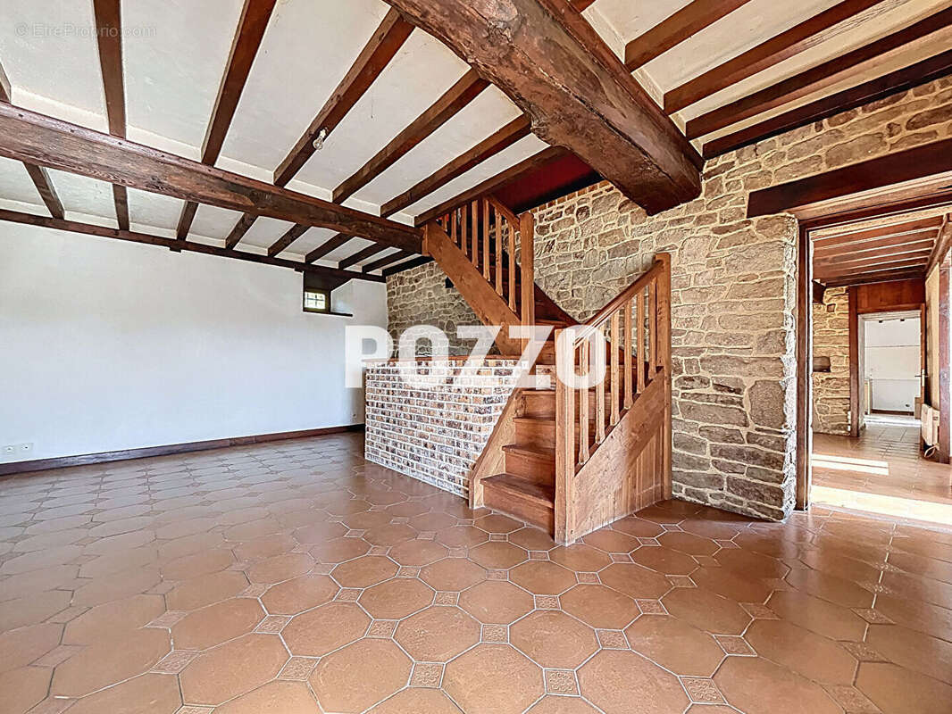 MONTBRAY, Maison de campagne au calme (grand séjour, 4 chambres, double garage) sur 10.000 m² de terrain. - photo 4