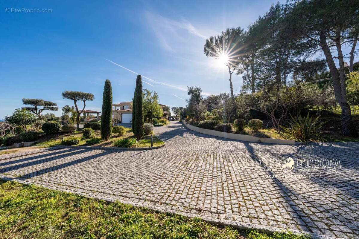 Maison à ROQUEFORT-LES-PINS