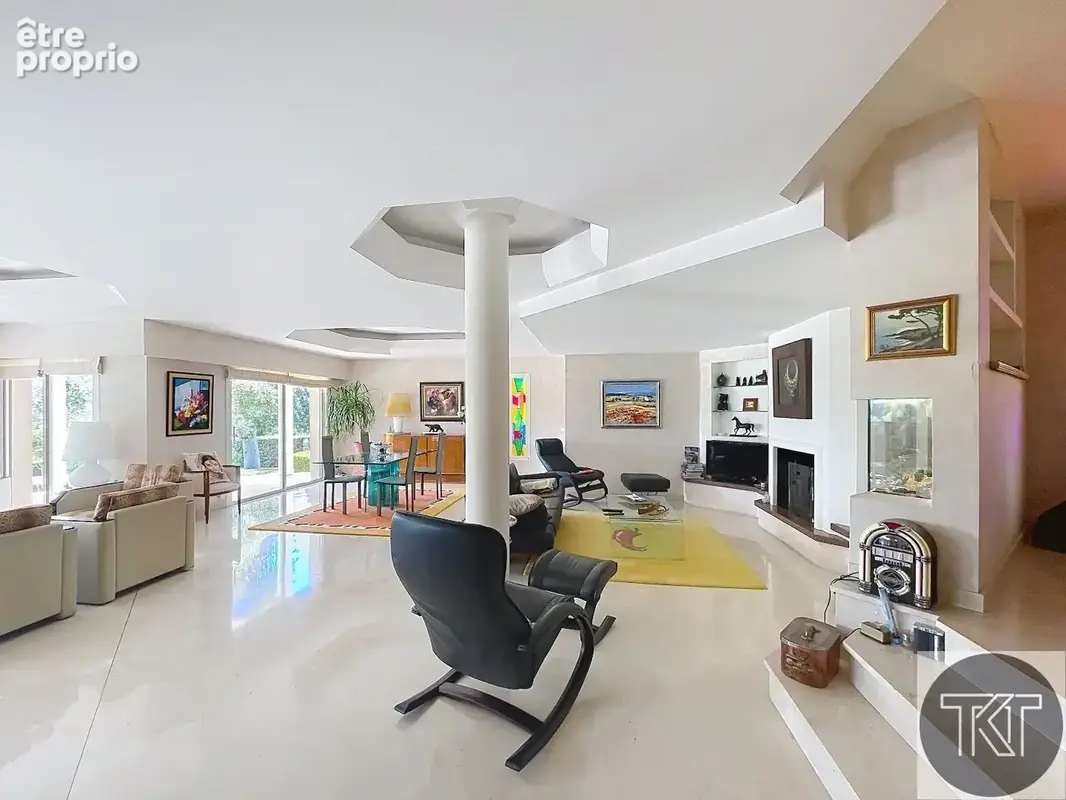 239 m²  terrain paysagé de 2 165 m²  piscine chauffée  sous-sol de 246 m²  accès direct au golf - photo 4