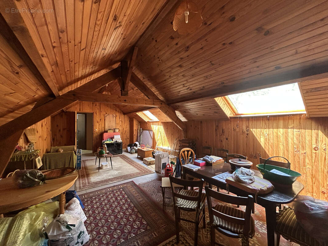 Propriété boisée, close, sans voisins proches : maison avec tourelle, garage - photo 16