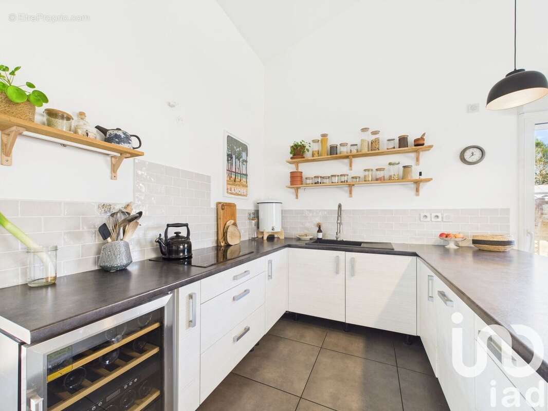 Maison 140 m² à Salles  - photo 7