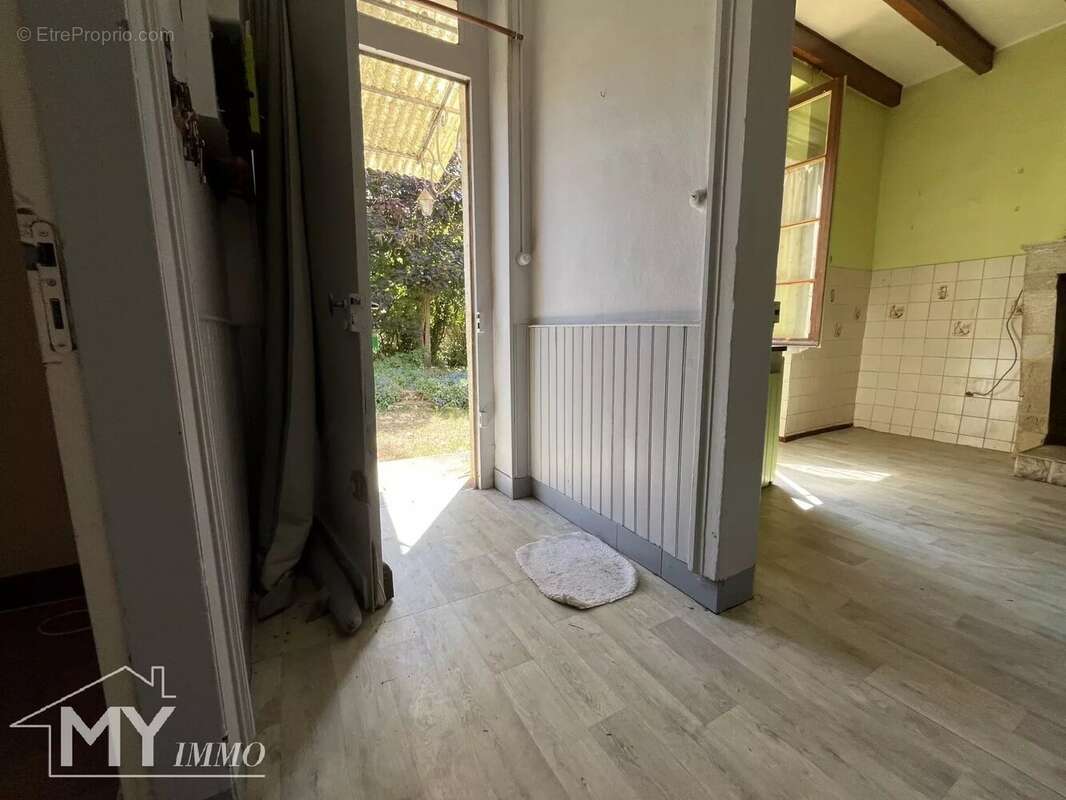 PUISSEGUIN : Maison en pierre avec jardin et dépendances. - photo 2