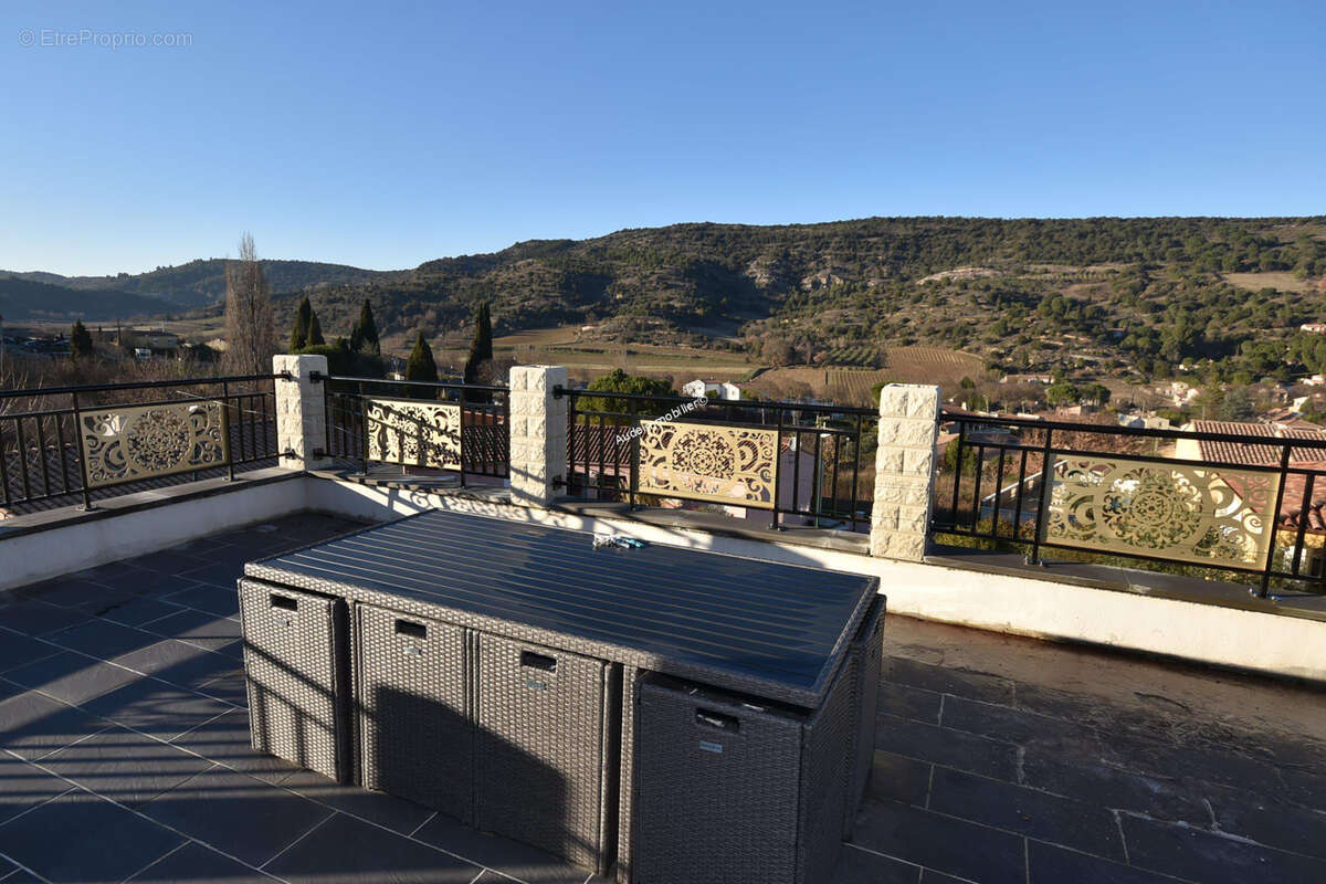 villa récente avec jardin et  piscine intérieure - photo 23