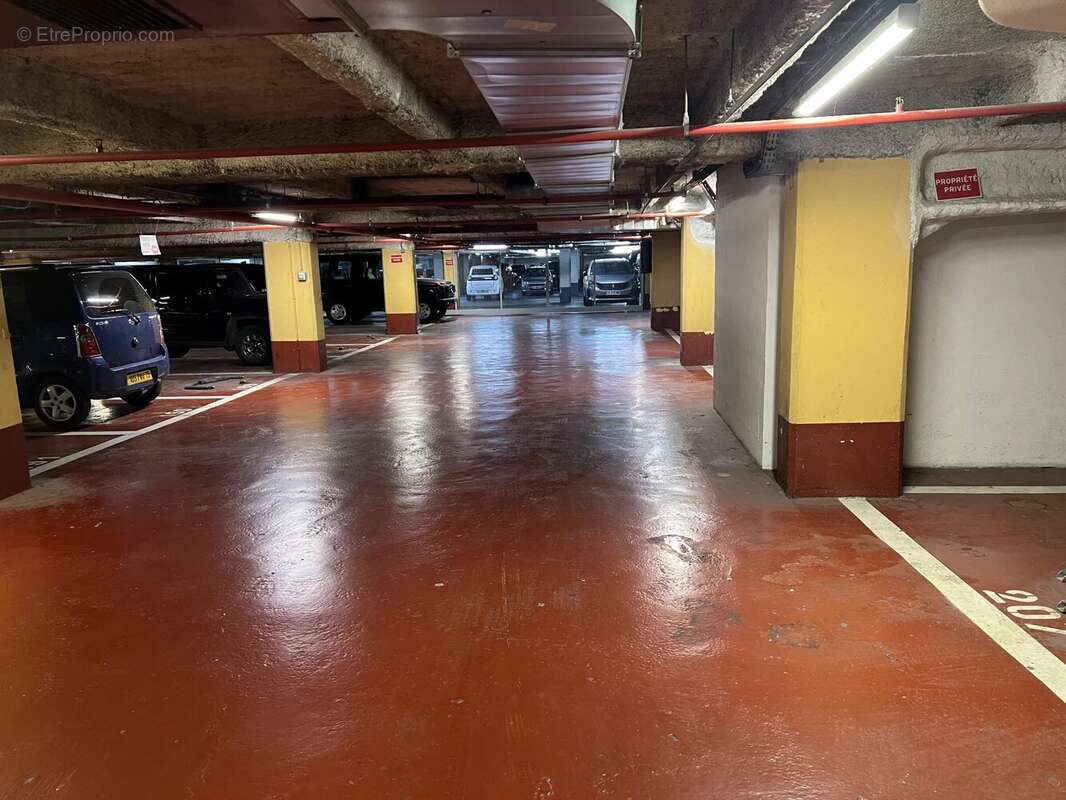 Parking à PARIS-8E