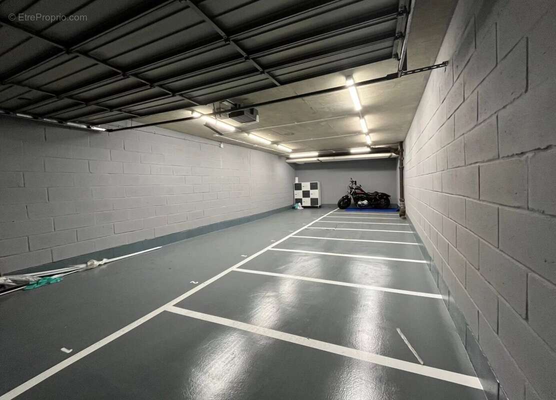 Parking à PARIS-18E