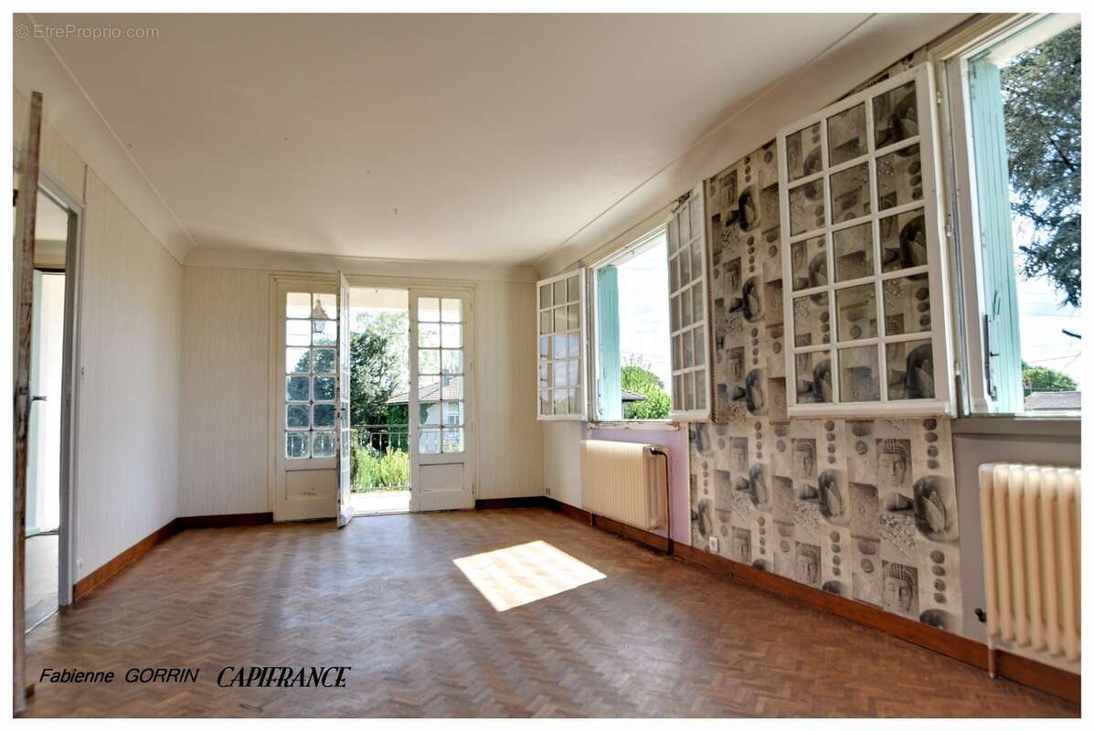 Maison à vendre 8  pièces AIGONDIGNE (79): Maison sur 2 niveaux aménagés, 3 chambres, grand garage (103 m2), dépendances, terrai - photo 5