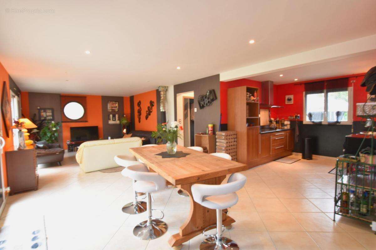Maison à KERLAZ