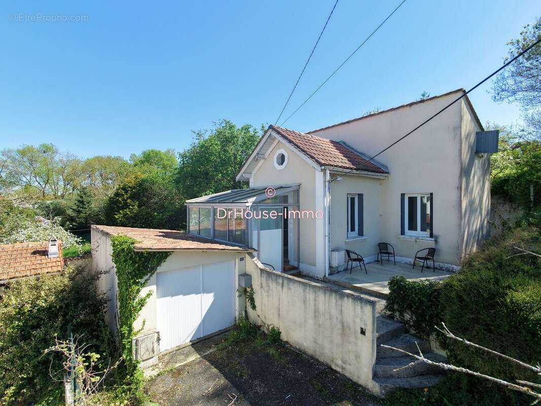 Maison à MAGNAC-SUR-TOUVRE