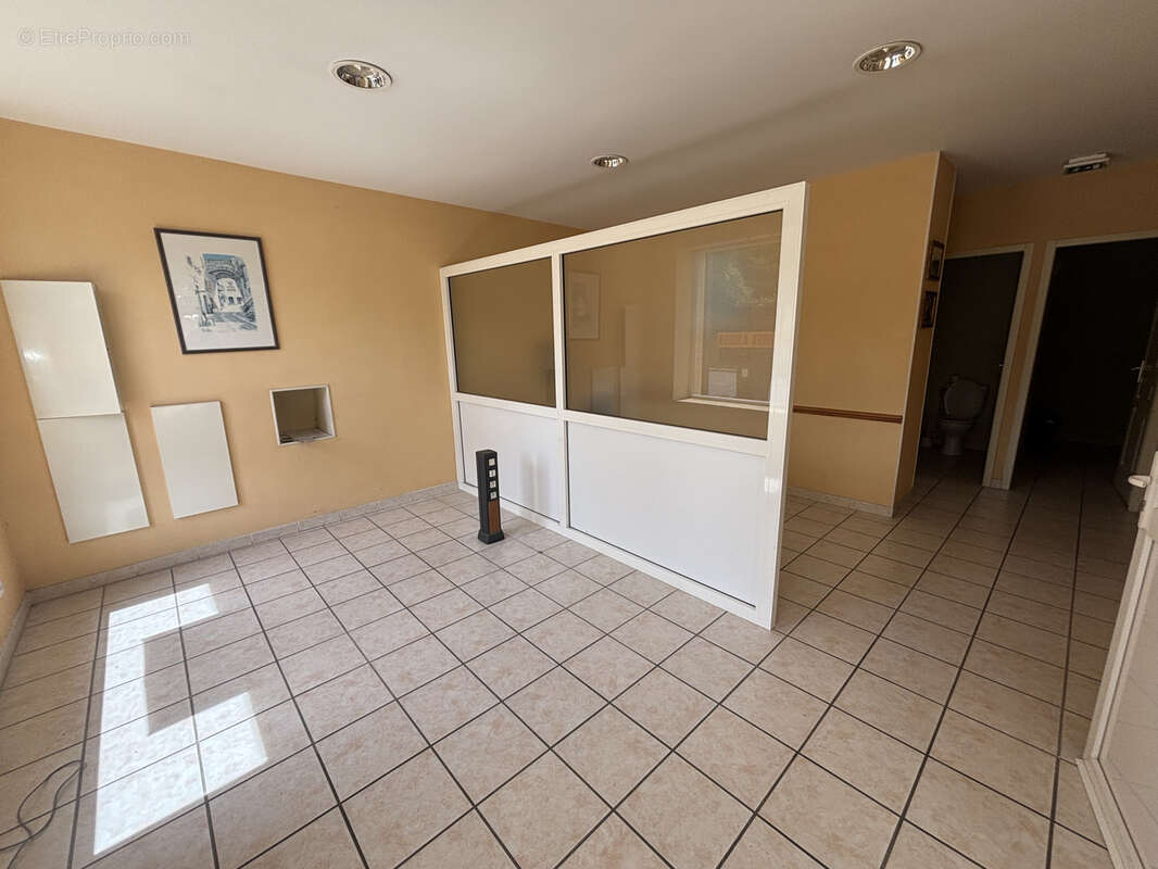 Cazouls ! local commercial de 75 m2 libre avec 2 cours privatives - photo 2