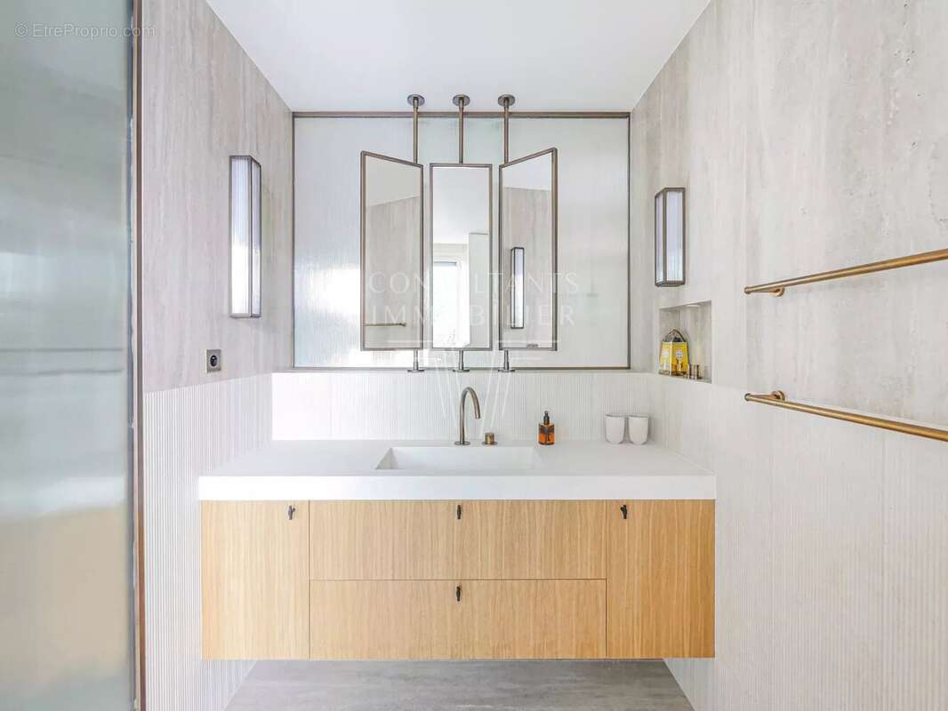 Appartement à NEUILLY-SUR-SEINE