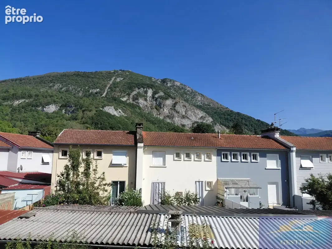 Maison mitoyenne élevée sur deux niveaux avec jardin et dépendances - photo 5