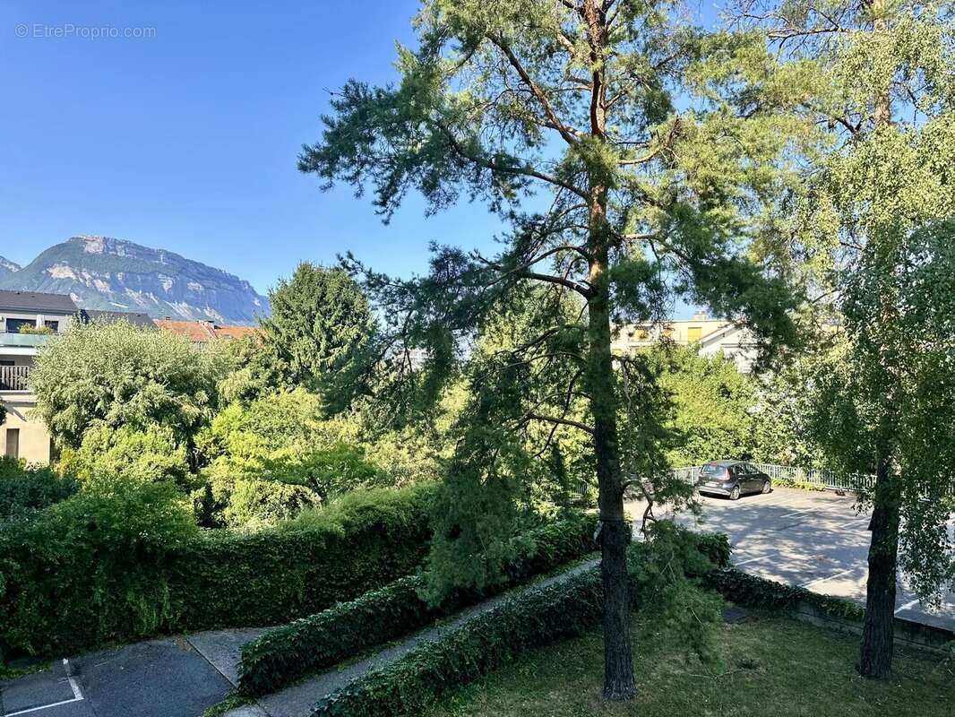 Grenoble – Rue Léon Jouhaux - T2 avec balcon, cave et stationnement privatif - photo 2