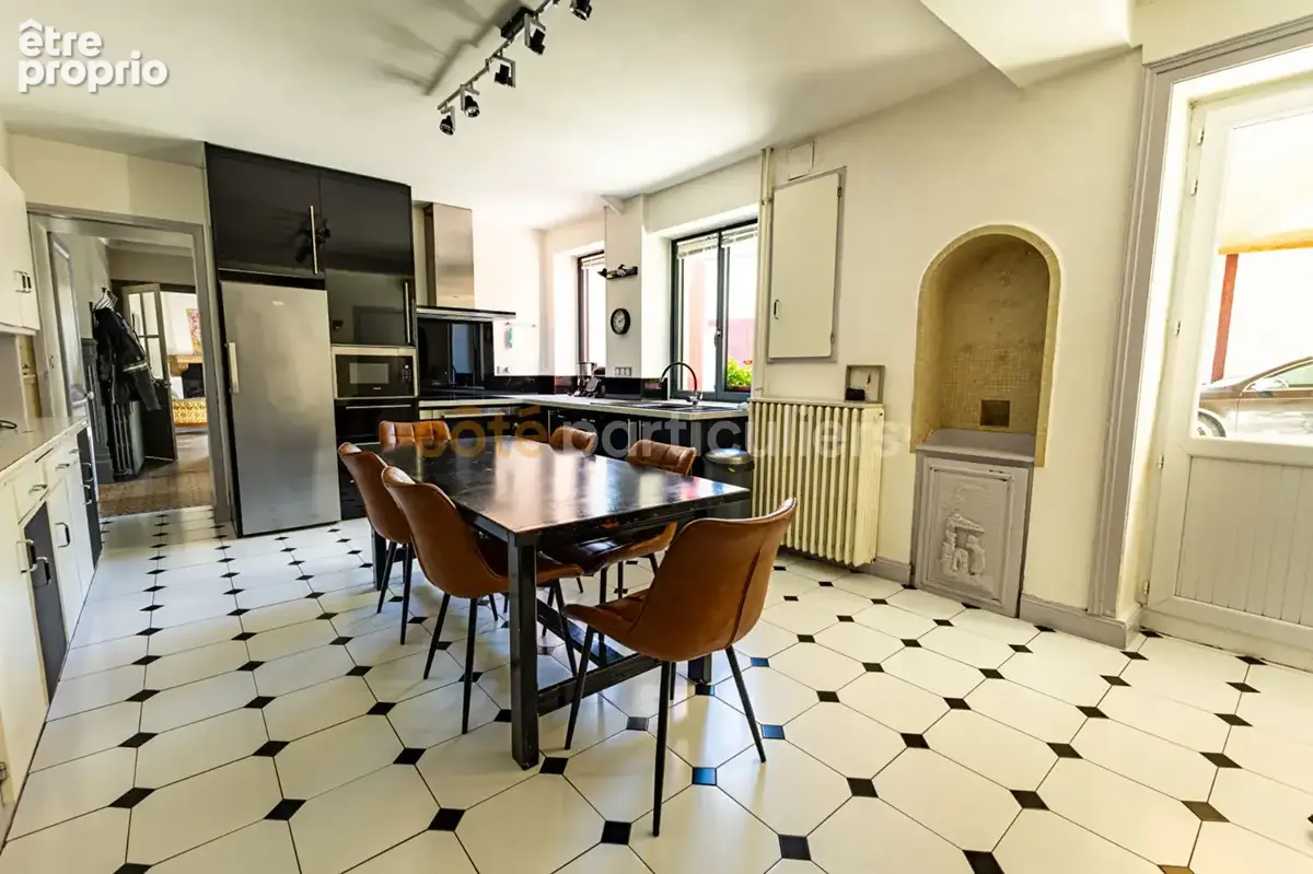 Vieillevigne -- Grande maison familiale 360m² -- 7 chambres -- 200m² dépendances aménageables -- Centre bourg proche commerces - photo 7