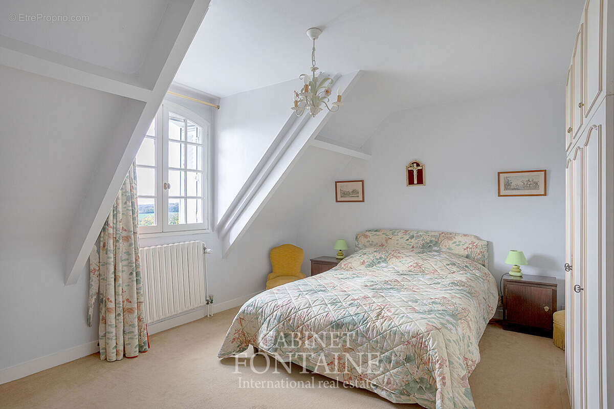 Maison à LE MONT-SAINT-ADRIEN