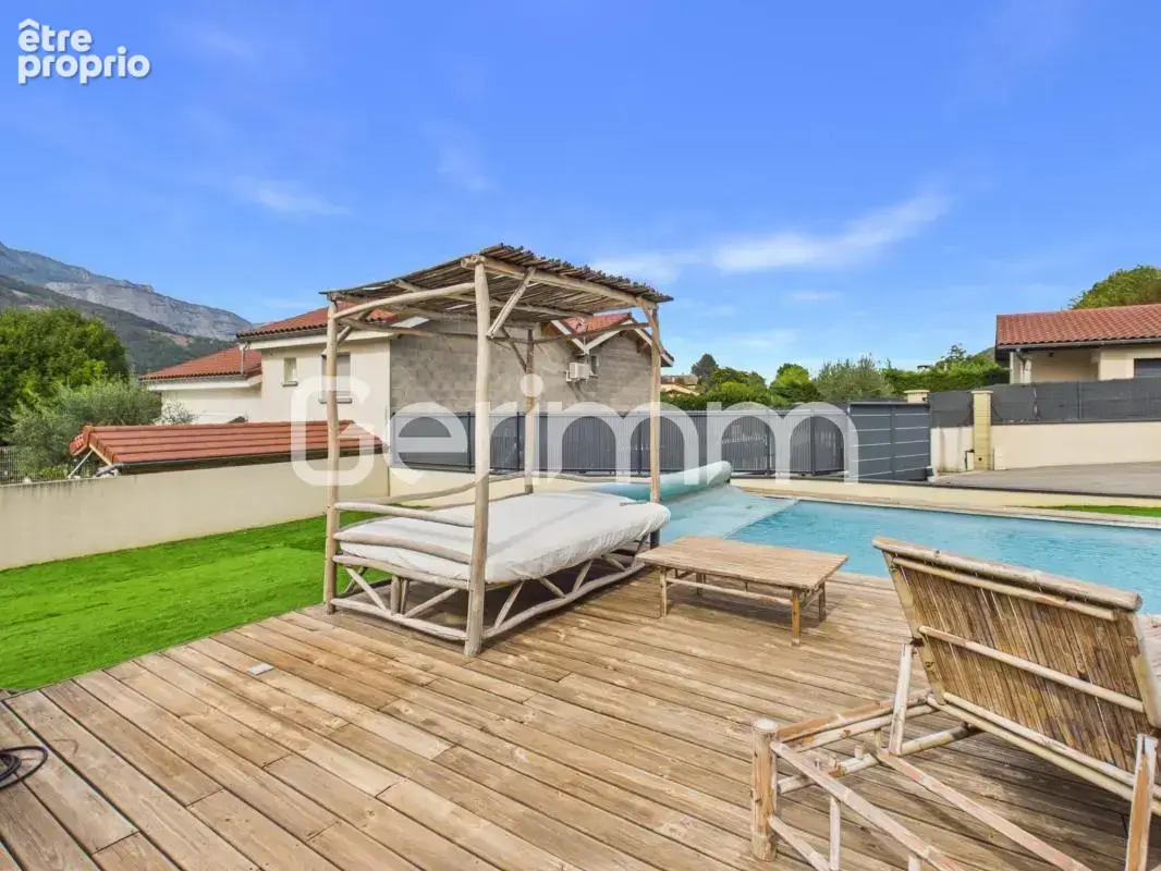 Vente - Maison - 5 pièces + cuisine - 124 m² - 525 000 € - VIF - photo 8