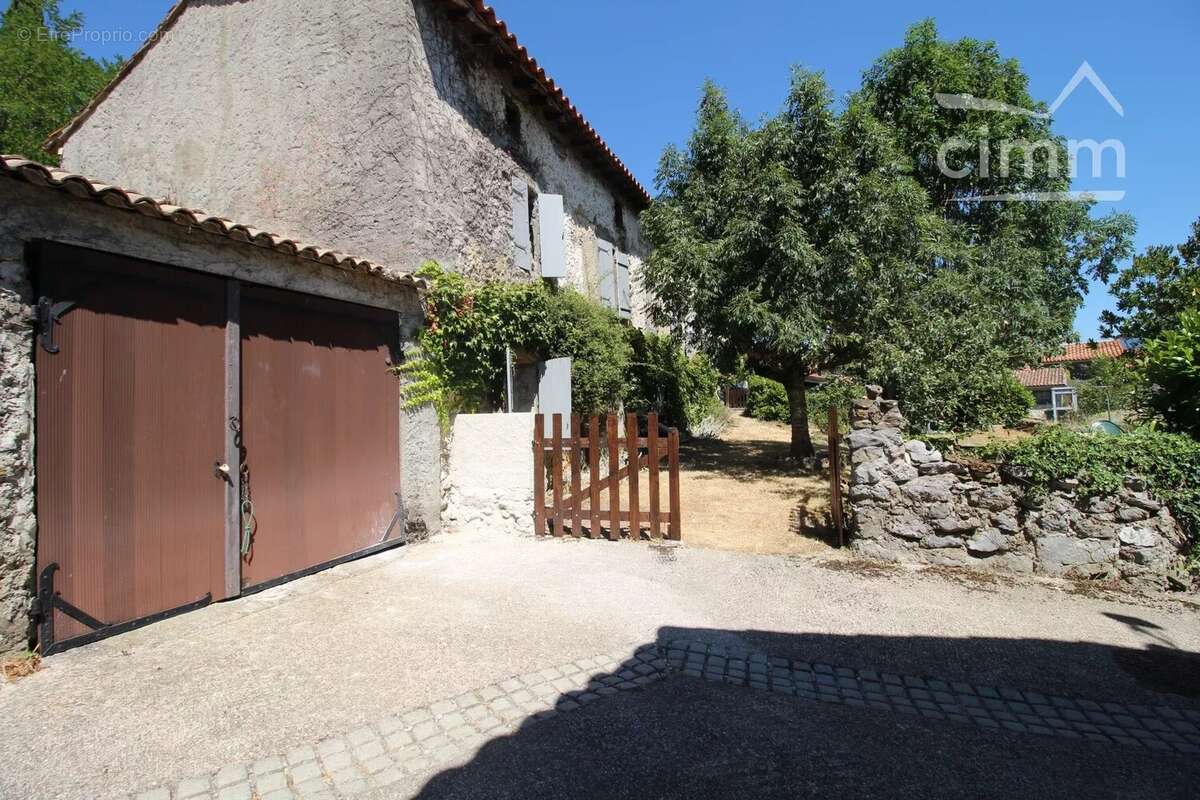Grande maison en pierre avec un beau jardin et un garage carport - photo 9