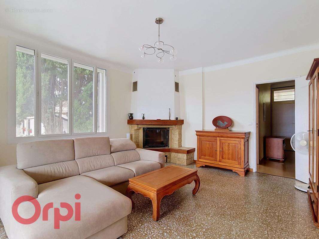 Maison de ville à vendre à deux pas du centre village divisée en 2 appartements - photo 2