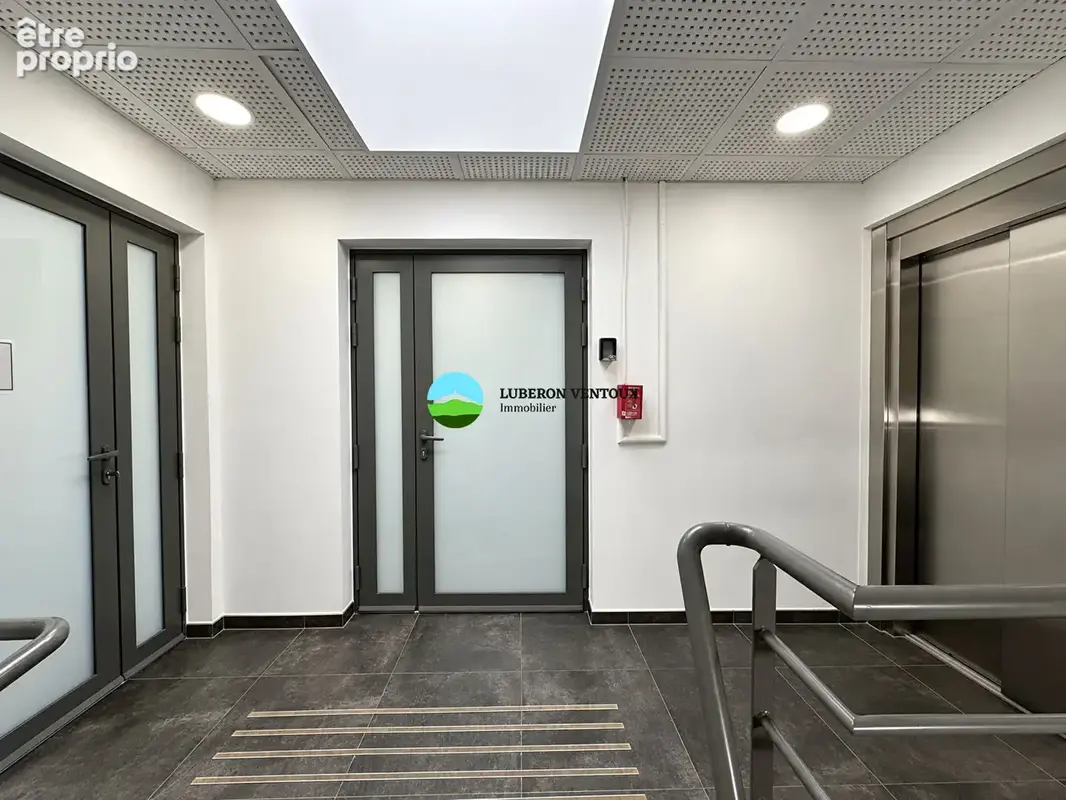 Locaux professionnels de 8 bureaux et parking - photo 13