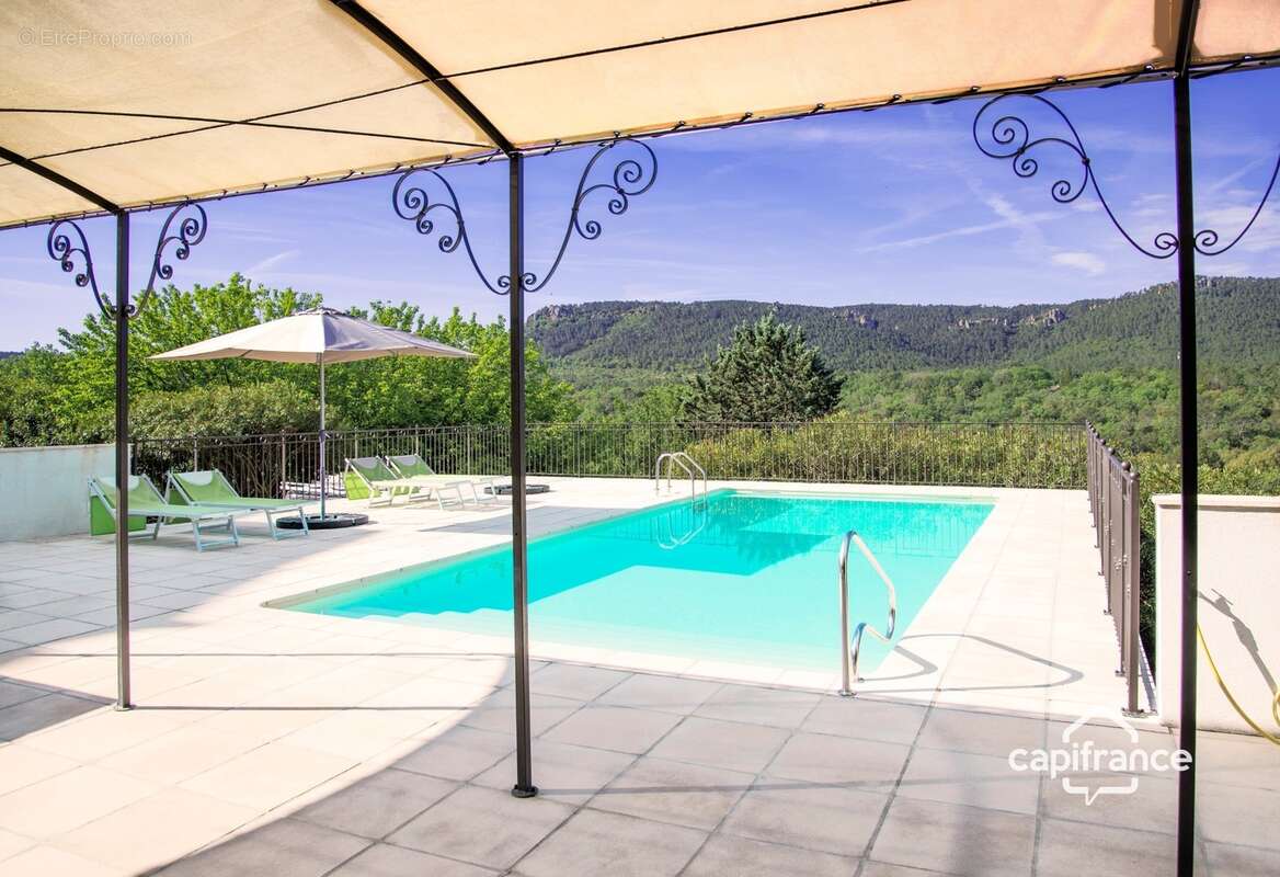 Maison d'hôtes de charme avec piscine à vendre à BAGNOLS EN FORET (83) - photo 2
